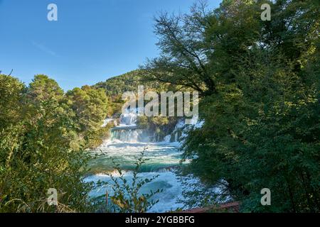 La cascade à couper le souffle de Skradinski Buk, l'une des attractions les plus célèbres du parc national de Krka, en Croatie. Les eaux en cascade sont complétées par Banque D'Images