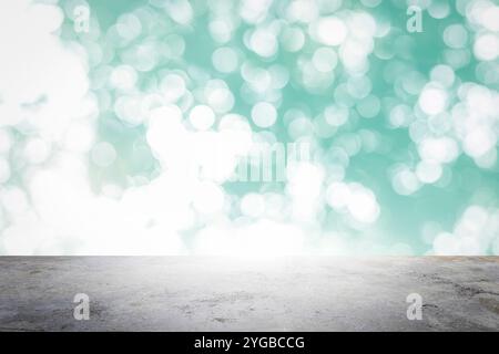 Haut de table de comptoir de ciment grunge vide large sur fond de lumière blanche Green Boleh pour la scène venteuse de produit commercial, dos à une route en béton. Banque D'Images
