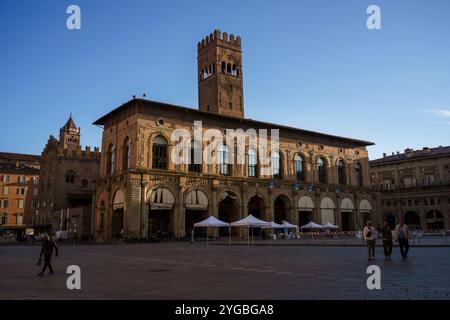 bologne, Italie. 6 octobre 2024 - Palazzo Re Enzo sur la Piazza Maggiore Banque D'Images