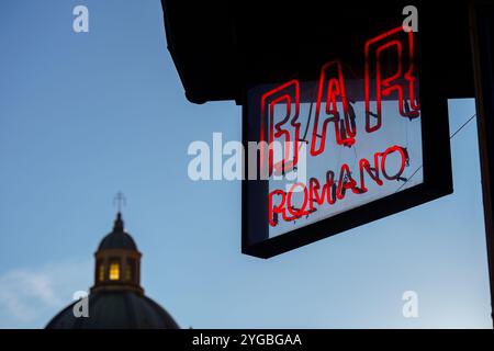 bologne, Italie. 6 octobre 2024 - enseigne néon de Bar Romano tôt le matin Banque D'Images