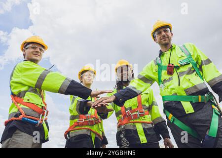 Groupe de travailleurs d'équipe d'ingénieur main joignent ensemble la coopération de travail de force forte travail d'équipe concept puissant. Banque D'Images
