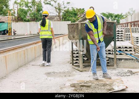 Travailleurs noirs africains travaillant dans l'industrie de la construction travaillant dans le chantier de construction. Banque D'Images