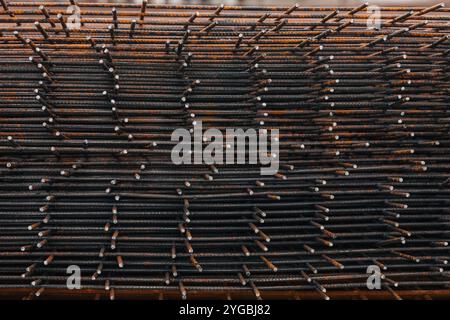 Rouille pavé en béton de grille de fer, armature en acier de renforcement de mur de ciment, rouillé sur un chantier de construction Banque D'Images