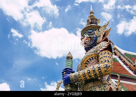 Gardien de porte de bâton géant thaïlandais à la statue d'art du temple Wat Phra Kaew, site touristique de Bangkok. Banque D'Images