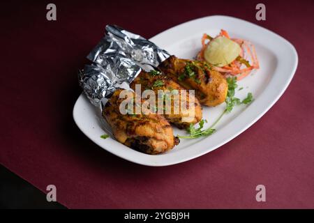Tandoori chciekn servi avec des oignons Banque D'Images