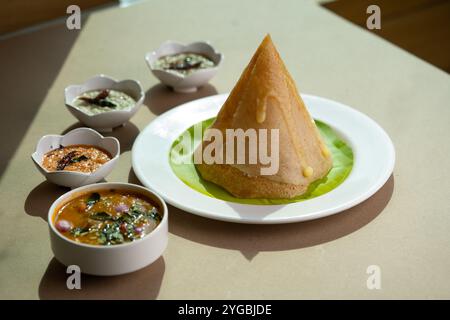 Ghee dosa servi avec sambar et chutney Banque D'Images