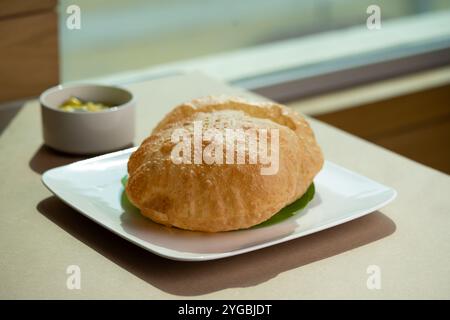 Gros plan de bhatura avec curry Banque D'Images