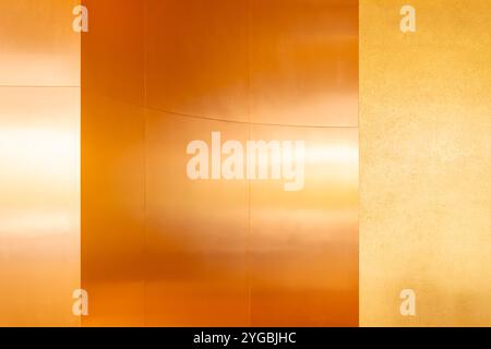 Mur de trottoir de plaque d'ombre de courbe d'or de luxe, fond d'écran abstrait d'architecture de bâtiment de motif de texture brossé en métal doré pour fond. Banque D'Images