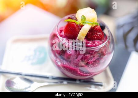 Mélanger le bol de smoothie aux baies décoration dessus du menu de dessert de fruits mélangés doux et sains à la fraise Banque D'Images