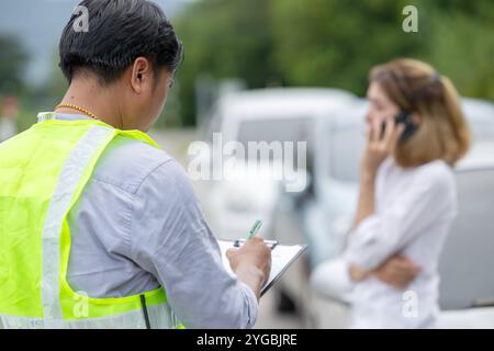 Femmes problème de voiture accident parler téléphone appeler pour l'aide agent d'assurance agent agent d'évaluation des dommages au bord de la route. Banque D'Images