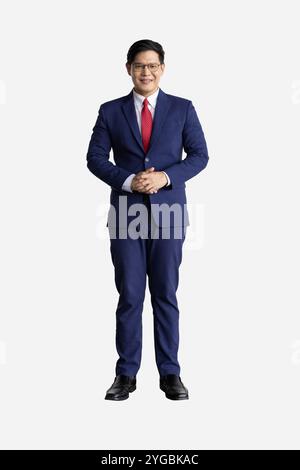 Homme d'affaires poli homme asiatique dans le costume d'affaires heureux souriant debout bienvenue plein corps long shot isolé sur fond blanc. Banque D'Images