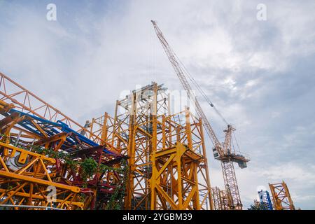 Grue à tour sur le chantier de construction extérieur. City Urban Development an Crane Do Lifting to Built to infrastructure. Banque D'Images