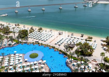 Vue aérienne de la piscine Atlantis The Palm Royal avec parasols et chaises longues autour de la piscine, Dubaï, Émirats arabes Unis Banque D'Images