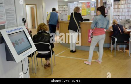 Photo du dossier datée du 10/09/14 de patients dans la salle d'attente au Temple Fortune Health Centre GP Practice près de Golders Green, Londres. Plus des deux cinquièmes des cabinets de médecins généralistes anglais limitent les nominations, suggère une enquête. Un sondage réalisé par le magazine Pulse a révélé que 41 % des 660 pratiques limitent les contacts avec les patients à 25 par médecin généraliste par jour, après que les médecins de famille aient voté massivement en faveur de l’action collective cet été. Date d'émission : jeudi 7 novembre 2024. Banque D'Images