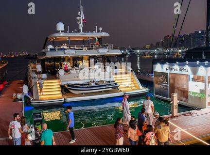 QATAR BOAT SHOW 2024 À DOHA les gens visitent le jour d'ouverture du Qatar Boat Show inaugural 2024 au Old Doha Port à Doha, Qatar, le 06 novembre 2024. Le salon nautique présentant des bateaux internationaux, des yachts de luxe, des services pour les sports nautiques ainsi que des accessoires pour bateaux, se déroule du 06 au 09 novembre DOHA Qatar Copyright : xNOUSHADx Banque D'Images