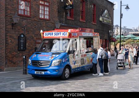 Clients faisant la queue pour une crème glacée dans un fourgon de crème glacée Super Soft Ice par une chaude journée d'août à Bank End, Southwark, Londres, Royaume-Uni Banque D'Images