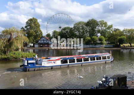 Le bateau étroit Jennifer May Canals & River Tours plein de touristes et de visiteurs entre dans la rivière Avon depuis Stratford canal, Stratford upon Avon, Royaume-Uni Banque D'Images