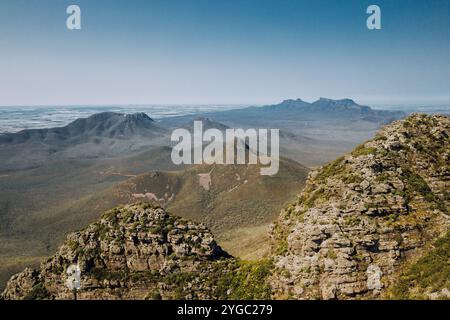 Chaîne de montagnes de Stirling Ranges en Australie occidentale, vue depuis Toolbrunup Peak par temps clair. Ciel bleu, chaînes de montagnes rocheuses vertes. Banque D'Images