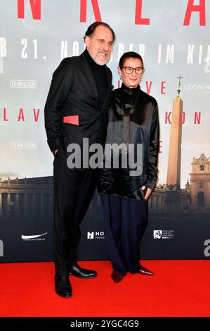 Thomas Loibl und Lisy Christl BEI der Premiere des Kinofilms Konklave im Delphi Filmpalast. Berlin, 06.11.2024 *** Thomas Loibl et Lisy Christl à la première du film Conclave au Delphi Filmpalast Berlin, 06 11 2024 Foto:Xn.xKubelkax/xFuturexImagex konklave 4050 Banque D'Images