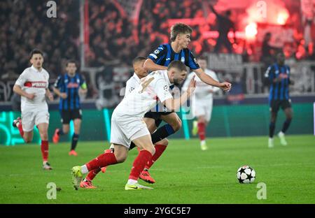 Zweikampf, Aktion Jeff Chabot VfB Stuttgart (24) gegen Charles de Ketelaere Atalanta BC Bergamo (17) Ligue des Champions VfB Stuttgart vs Atalanta BC Bergamo 05.11.2024 LA RÉGLEMENTATION DFL INTERDIT TOUTE UTILISATION DE PHOTOGRAPHIES COMME SÉQUENCES D'IMAGES ET/OU QUASI-VIDÉO Banque D'Images