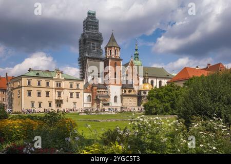 Explorez l'architecture étonnante du château de Cracovie entouré de jardins luxuriants sous un ciel lumineux, Pologne Banque D'Images