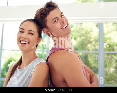 Bras croisés, sport et portrait de couple en salle de gym avec bonheur pour l'entraînement, la santé et le bien-être. Sourire, exercice ou homme et femme athlètes avec Banque D'Images