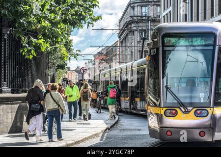 Tramway Luas à Nassau Street. Dublin, Irlande. Banque D'Images