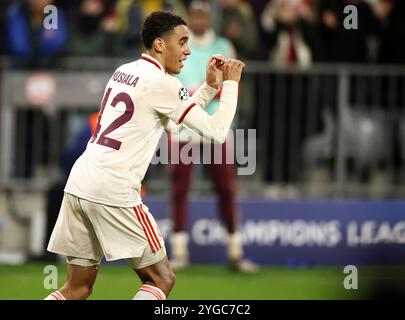 MUNICH, ALLEMAGNE - 06 NOVEMBRE : Jamal Musiala du FC Bayern Muenchen célèbre après avoir marqué le premier but de son équipe lors du match MD4 de la Ligue des champions 2024/25 de l'UEFA entre le FC Bayern München et le SL Benfica au Football Arena Munich le 06 novembre 2024 à Munich, Allemagne. © diebilderwelt / Alamy Stock Banque D'Images
