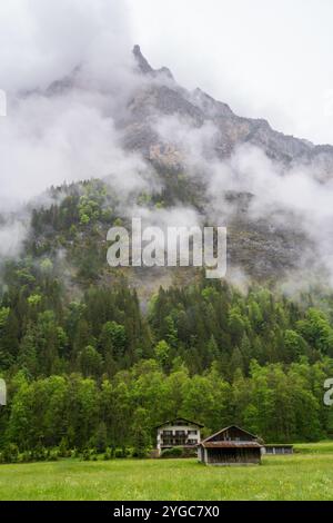 Lauterbrunnen, Village en Suisse, dans les Alpes suisses, belle vallée avec des falaises rocheuses et des cascades, connu comme le pays des 72 cascades avec un Banque D'Images