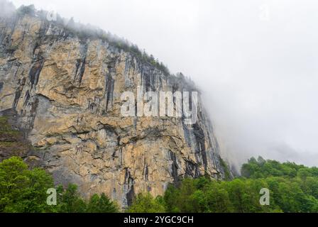 Lauterbrunnen, Village en Suisse, dans les Alpes suisses, belle vallée avec des falaises rocheuses et des cascades, connu comme le pays des 72 cascades avec un Banque D'Images