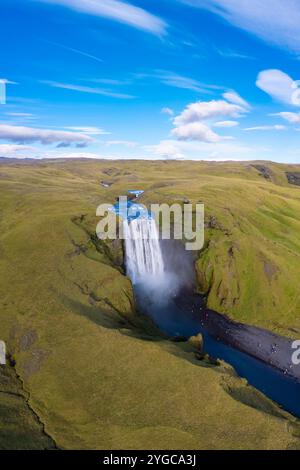 Vue aérienne de l'immense cascade de Skogafoss en été. Skogar, Sudurland, Islande, Europe du Nord. Banque D'Images