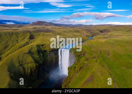 Vue aérienne de l'immense cascade de Skogafoss en été. Skogar, Sudurland, Islande, Europe du Nord. Banque D'Images