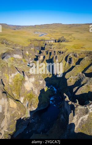 Vue aérienne du canyon de Fjadrargljufur en hiver. Kirkjubæjarklaustur, Sudurland (sud de l'Islande), Islande, nord de l'Europe. Banque D'Images