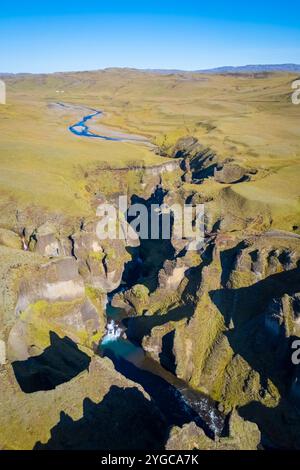 Vue aérienne du canyon de Fjadrargljufur en hiver. Kirkjubæjarklaustur, Sudurland (sud de l'Islande), Islande, nord de l'Europe. Banque D'Images