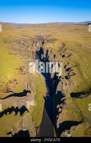 Vue aérienne du canyon de Fjadrargljufur en hiver. Kirkjubæjarklaustur, Sudurland (sud de l'Islande), Islande, nord de l'Europe. Banque D'Images