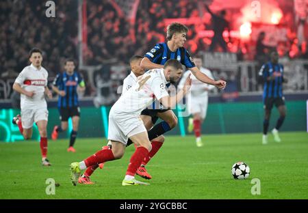 Stuttgart, Allemagne. 06 novembre 2024. ZWEIKAMPF, Aktion Jeff Chabot VfB Stuttgart (24) gegen Charles de Ketelaere Atalanta BC Bergamo (17) Champions League VfB Stuttgart vs Atalanta BC Bergamo 05.11.2024 LA RÉGLEMENTATION DFL INTERDIT TOUTE UTILISATION DE PHOTOGRAPHIES COMME SÉQUENCES D'IMAGES ET/OU QUASI-VIDÉO/dpa/Alamy Live News Banque D'Images