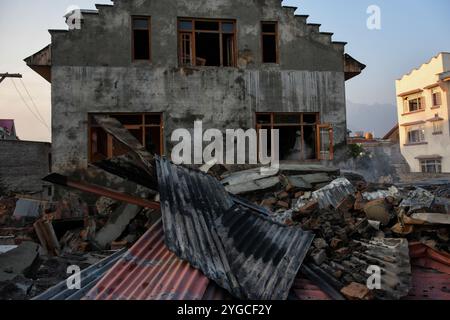 Une maison d'habitation endommagée dans le quartier de Pampore, dans le district de Pulwama, au sud de Srinagar, au Cachemire sous administration indienne, le 16 octobre 2021. Deux militants ont été tués lors de la fusillade avec les forces indiennes, mais quatre maisons d'habitation ont été endommagées, dont une a été soufflée par les forces indiennes. Banque D'Images