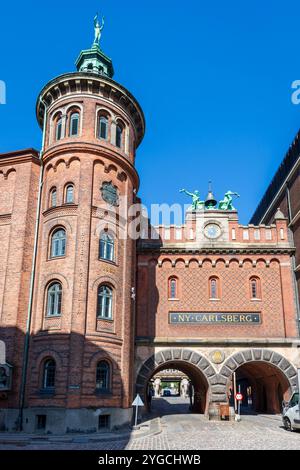 Vue est du Dipylon, ou double Gate, achevé en 1892 pour marquer l'entrée de l'ancienne brasserie Carlsberg à Copenhague, au Danemark. Banque D'Images