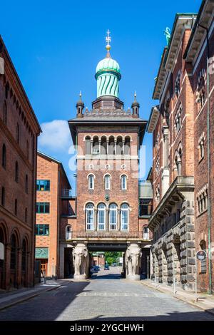 La porte des éléphants et sa tour soutenue par de grandes statues d'éléphants marquent l'entrée de l'ancienne brasserie Carlsberg à Copenhague, au Danemark. Banque D'Images