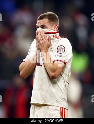 MUNICH, ALLEMAGNE - 06 NOVEMBRE : Joshua Kimmich du Bayern Muenchen a fait fi des acclamations après le match en raison de la mort d'un fan après le match MD4 de la Ligue des champions 2024/25 de l'UEFA entre le FC Bayern MŸnchen et le SL Benfica au Football Arena Munich le 6 novembre 2024 à Munich, Allemagne. © diebilderwelt / Alamy Stock Banque D'Images