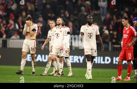 MUNICH, ALLEMAGNE - 06 NOVEMBRE : Joao Palhinha du Bayern Muenchen , Konrad Laimer du Bayern Muenchen Dayot Upamecano du FC Bayern Muenchen , Joshua Kimmich du Bayern Muenchen a soutenu les acclamations après le match en raison de la mort d'un fan après le match de la phase MD4 de la Ligue des champions 2024/25 de l'UEFA entre le FC Bayern MŸnchen et le SL Benfica au Football Arena Munich le 06 novembre 2024 à Munich, Allemagne. © diebilderwelt / Alamy Stock Banque D'Images