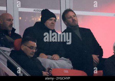 MUNICH, ALLEMAGNE - 06 NOVEMBRE : Julian Nagelsmann, entraîneur-chef de l'Allemagne, regarde le match avec Hermann Gerland lors du match MD4 de la phase 2024/25 de l'UEFA Champions League entre le FC Bayern MŸnchen et le SL Benfica au Football Arena Munich le 6 novembre 2024 à Munich, Allemagne. © diebilderwelt / Alamy Stock Banque D'Images