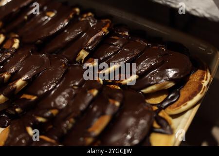 Une pile de délicieux crêpes garnis de chocolat présentés magnifiquement sur un plateau pour le plaisir Banque D'Images