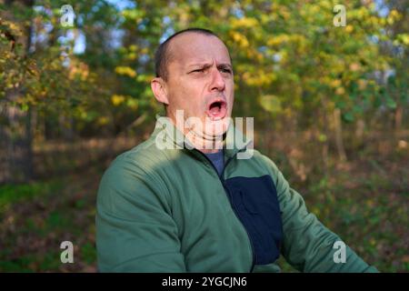 Gros plan d'un homme mature expressif dans ses années 50, affichant diverses expressions Banque D'Images