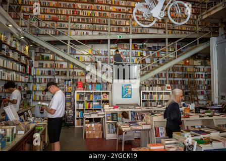 Lisbonne, Portugal, vue grand angle à l'intérieur, librairie locale, People Shopping, livres sur les étagères, librairie locale étagères de magasin d'épargne, quartier Banque D'Images