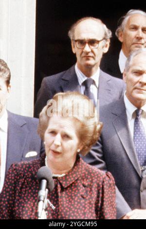 Photo du dossier datée du 09/06/82 de John Nott se tenait derrière le premier ministre Margaret Thatcher, alors qu’elle prononçait un discours devant le 10 Downing Street peu avant le départ du président américain Ronald Reagan (non représenté) après leur petit déjeuner de travail. Sir John Nott, secrétaire à la Défense pendant la guerre des Malouines, est décédé à l'âge de 92 ans. Date d'émission : jeudi 7 novembre 2024. Banque D'Images