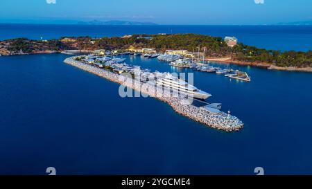 Le nouveau port de plaisance dans la baie de Vouliamgeni, Attique, Grèce Banque D'Images