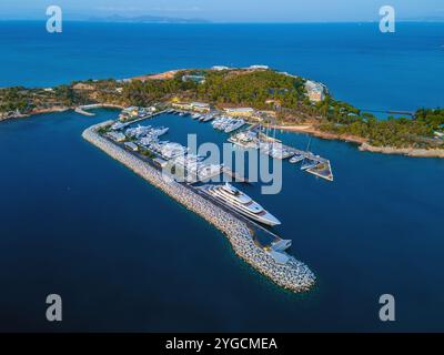 Le nouveau port de plaisance dans la baie de Vouliamgeni, Attique, Grèce Banque D'Images