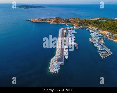 Le nouveau port de plaisance dans la baie de Vouliamgeni, Attique, Grèce Banque D'Images