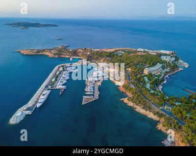 Le nouveau port de plaisance dans la baie de Vouliamgeni, Attique, Grèce Banque D'Images